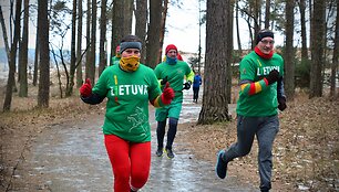 Vasario 16-ąją 16 kauniečių bėgikų sutiko 16 kilometrų bėgimu