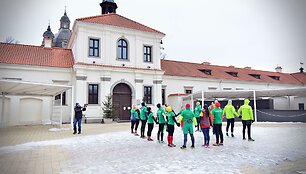 Vasario 16-ąją 16 kauniečių bėgikų sutiko 16 kilometrų bėgimu