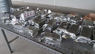 Ramoni&scaron;kių kelio poste sulaikytos benzine skendėjusios kontrabandinės cigaretės