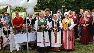 Padauguvos bendruomenė Andriaus Gudžiaus garbei pasodino ąžuolą