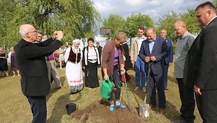 Padauguvos bendruomenė Andriaus Gudžiaus garbei pasodino ąžuolą