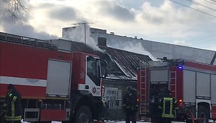 Kauno Raudondvario plente užsidegė medinis namas