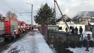 Kauno Raudondvario plente užsidegė medinis namas