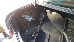 Kontrabandininko i&scaron; Baltarusijos melas paai&scaron;kėjo i&scaron;ardžius jo automobilį