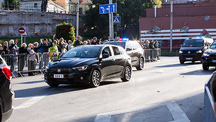 Žmonės būriavosi gatvėse pamatyti atvykstančio Popiežiaus