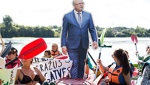 Kritiką valdžiai Kauno bendruomenės i&scaron;rei&scaron;kė plaukdamos baidarėmis