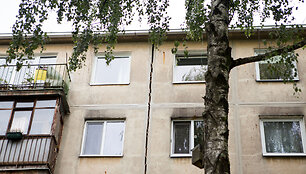 Į Birži&scaron;kių gatvėje griūvantį namą gyventojai vis dar grįžti negali