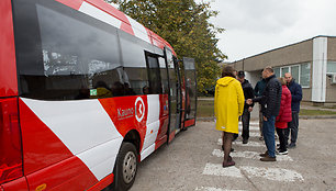 „Kauno autobusai“ priststo naują nuolaidų ženklinimo sistemą skirtą silpnaregiams ir  raidos negalią turintiems keleiviams