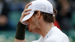 Andy Murray prie&scaron; Johną Isnerį
