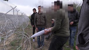 unikalus-kadrai-nelegalus-migrantai-parode-kaip-iveikia-aukstos-tvoros-spyglius-iii