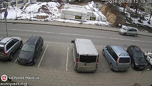 uzfiksuota-kaip-sprunka-bmw-vairuotojas-apgadines-kitus-automobilius