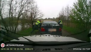 nuo-pareigunu-sprukes-bmw-vairuotojas-patyre-fiasko-baigesi-degalai