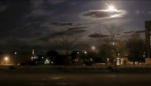 jav-policininkai-nufilmavo-krentanti-meteorita