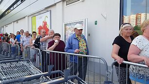 prie-duris-atverusio-lidl-nusidrieke-pirkeju-eiles