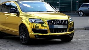 vilnieciu-demesi-trauke-gatveje-pasirodes-auksinis-automobilis