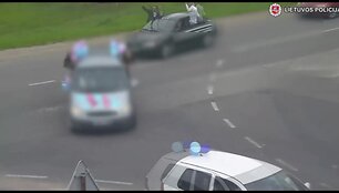 elektrenu-moksleiviai-nustebino-pareigunus-gulesi-ant-automobiliu-stogu-gere-alkoholi