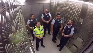 internautus-suzavejo-lifte-ritinga-kurini-sukure-naujosios-zelandijos-policininkai
