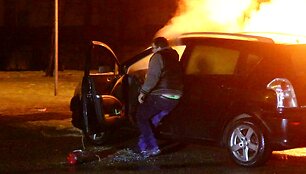 vyras-neissigando-liepsnu-ir-rizikuodamas-gelbejo-svetimus-automobilius
