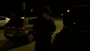 mercedes-benz-ekipazas-uzsipuole-per-ilgai-apsipirkinejiusia-moteri-ir-jos-drauga