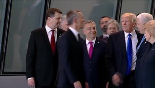 nato-virsuniu-susitikime-donaldas-trumpas-siurksciai-stumtelejo-juodkalnijos-lyderi