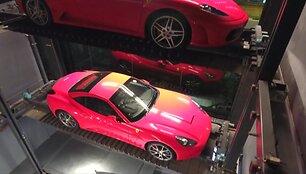 singapure-verslininkas-prabangius-automobilius-siulo-isigyti-vos-per-dvi-minutes