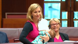 australijoje-zindantis-kudikis-senatorei-nesutrukde-pateikti-istatymo-projekta