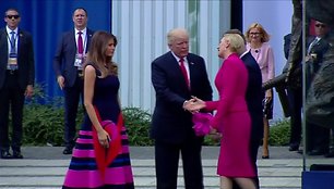 lenkijos-prezidento-zmona-nustebino-dtrumpa-pirmiausia-pasisveikino-su-melania