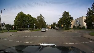 skaitytoja-papiktino-pavojingas-bmw-manevras-sankryzoje