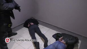 aro-pareigunai-isgulde-kaip-itariama-narkotiku-prekeivius