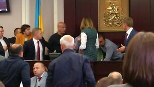 kijevo-politikas-per-posedi-kolegai-sulauze-nosi-ir-zandikauli