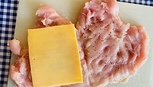 &bdquo;Karantino kuchnia&ldquo;: &bdquo;Cordon Bleu&ldquo; &ndash; gardus vi&scaron;tienos kepsnys su sūriu ir kumpiu