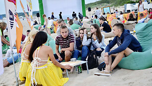 Paplūdimio kino &bdquo;Mojo lounge&ldquo; terasoje Palangoje akimirka