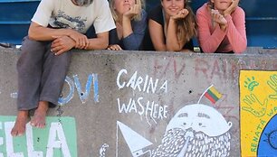 Saulius, Ugnė, Kotryna, Milda Azoruose laivų uoste. Buriuotojai čia palieka pie&scaron;inius su savo laivo inicialais
