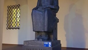 Sostinės skulptūros &bdquo;papuo&scaron;tos&ldquo; apsauginėmis kaukėmis