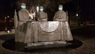 Sostinės skulptūros &bdquo;papuo&scaron;tos&ldquo; apsauginėmis kaukėmis