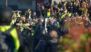 Paryžiuje į gatves išėjo draudimo būriuotis nepaisę „geltonųjų liemenių“ protestuotojai