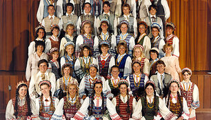 Los Andželo lietuvių liaudies &scaron;okių ansamblis Spindulys, 1982 m. gastroliavęs Australijoje