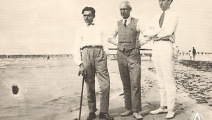 A.Gricius su S.Santvaru ir A. Vienuoliu Palangoje 1930 m.