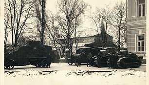 Lietuvos kariuomenės štabo šarvuočiai Prezidentūros kieme 1926 m gruodžio 18 d