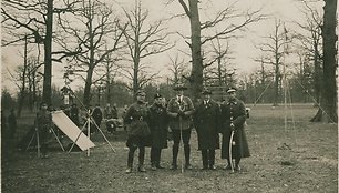 Kauno skautų tuntas švenčia Šv. Jurgio šventę Ąžuolyne 1923 m. kovas (Pirmas iš kairės Petras Jurgėla Jurgelevičius) 