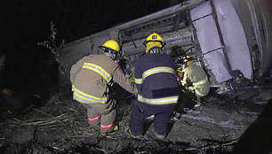 Gelbėtojai dirba autobuso tragedijos vietoje Meksijoje