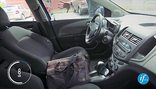kiek-trunka-isilauzti-i-automobili