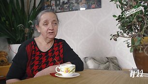 18-vaiku-priglaudusi-moteris-as-juos-myliu-o-jie-mane