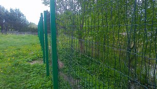 Aplinkosaugininkai pradėjo griauti neleistinas tvoras prie vandens telkinių
