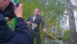 Aplinkosaugininkai pradėjo griauti neleistinas tvoras prie vandens telkinių