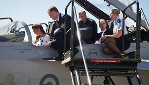 Princas Williamas ir Kembridžo hercogienė Catherine apsilankė RAAF bazėje
