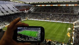 I&scaron;maniuoju telefonu fotografuojamas futbolo stadionas