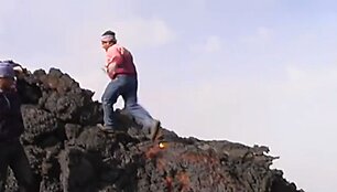 Vyri&scaron;kis bėgantis ant lavos pavir&scaron;iaus
