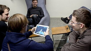 Kauno technologijų universiteto studentai mobiliųjų programų laboratorijoje