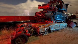 Vienas ant kito sukrauti seni filmuose naudoti automobiliai  